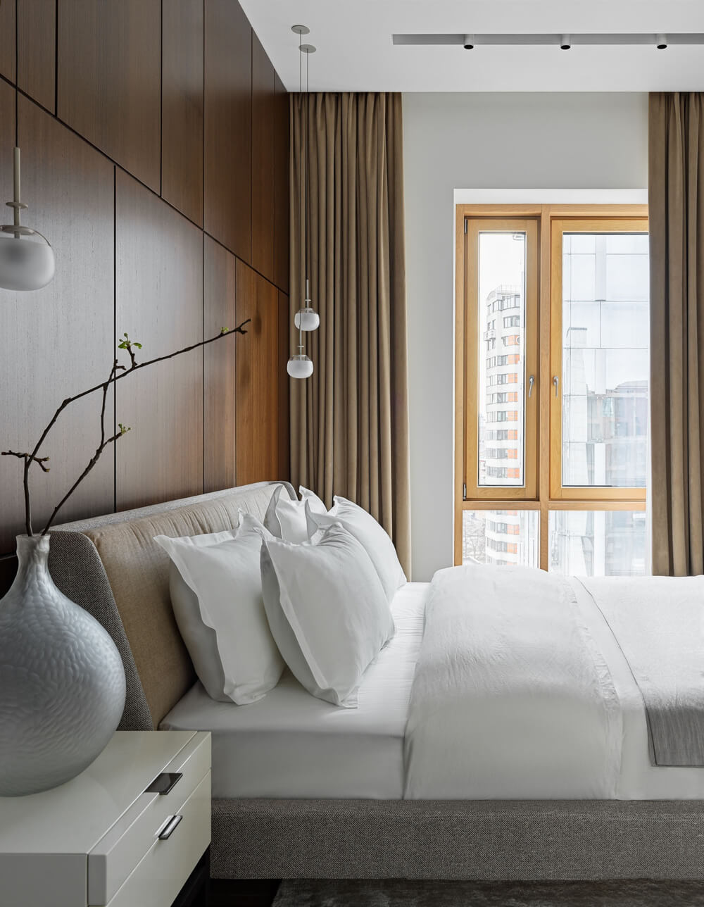 Вишуканий велюровий плед і декоративні подушки створюють затишок на дивані у вітальні.