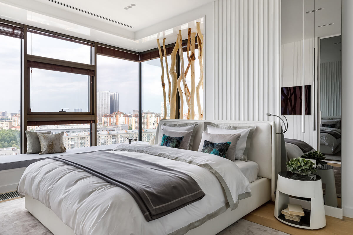 Стильний килим з геометричним візерунком і декоративні подушки на дивані в інтер'єрі.