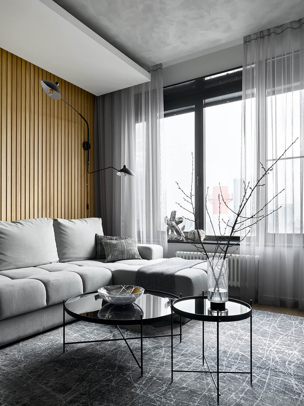 Сучасні штори та декоративні подушки гармонійно доповнюють інтер'єр кімнати, створюючи атмосферу комфорту.