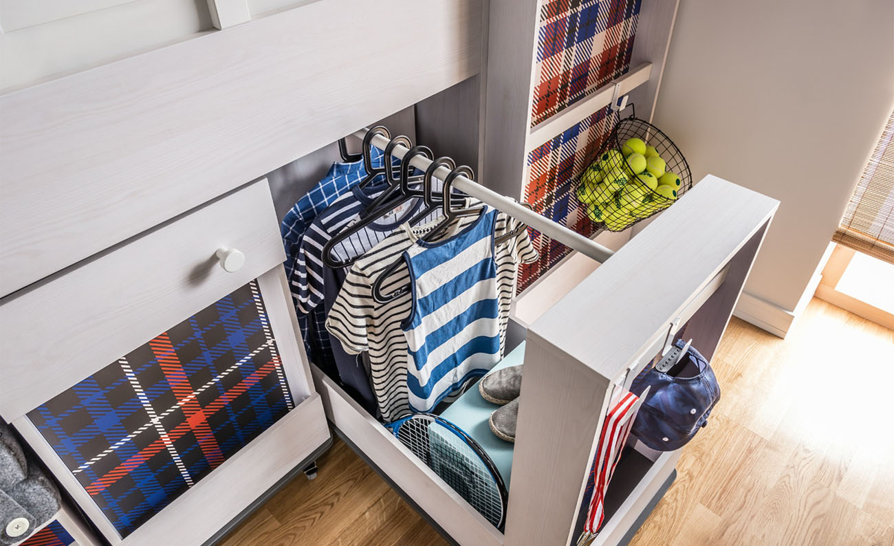 Книги та декор Комод і полиці для книг та декору в дитячій кімнаті: ідеї для зберігання, затишок та функціональність.