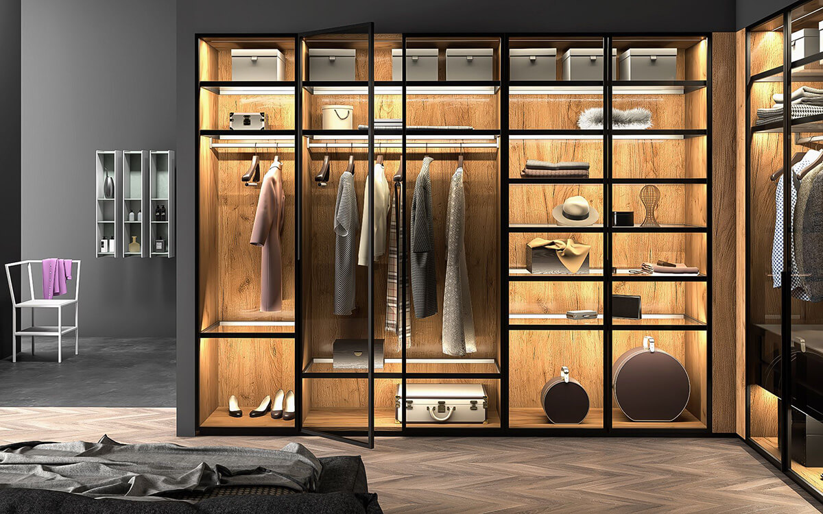 Різні світильники для ефективного LED освітлення у великій гардеробній кімнаті.