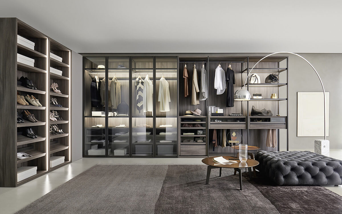 LED стрічки для підсвітки полиць та вішалок: ідеальне освітлення гардеробу.