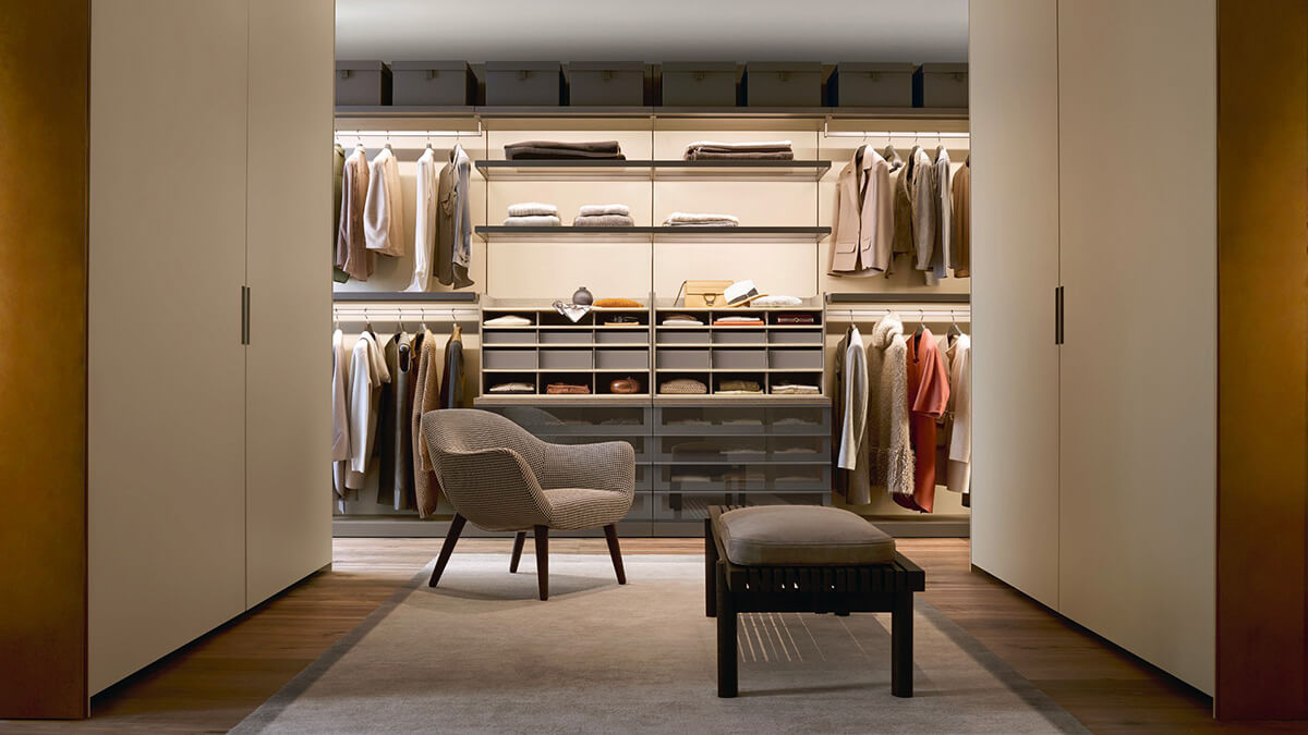 Різні рівні підсвітки для кожної зони у функціональній гардеробній кімнаті.