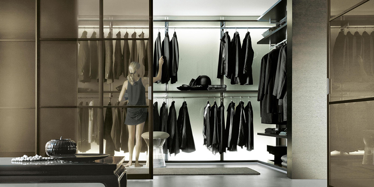 LED підсвітка в шафі полегшує пошук одягу, створюючи ідеальне освітлення гардеробу.