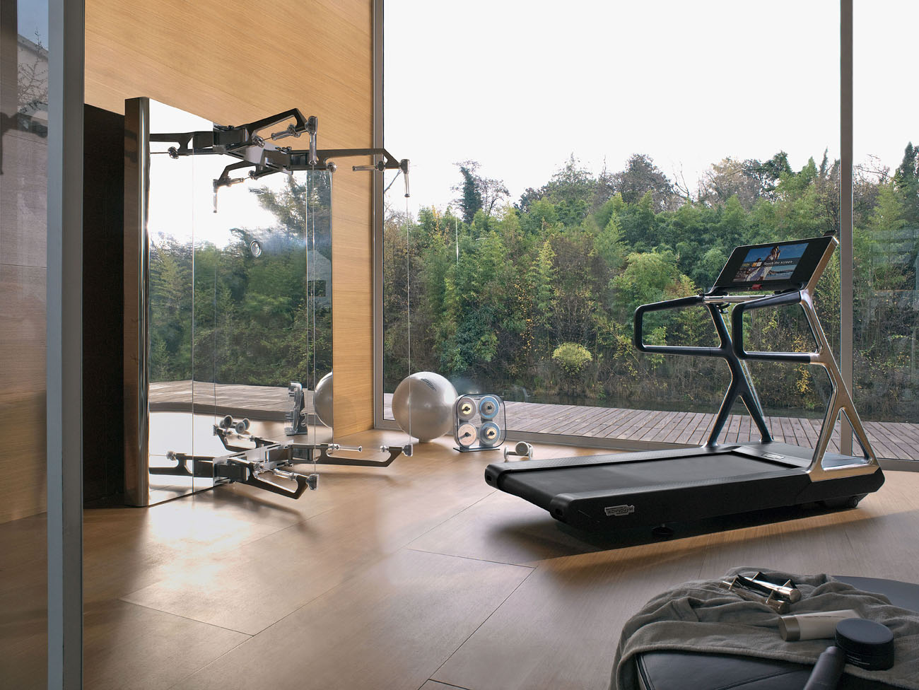 Облаштування домашнього спортзалу: шведська стінка, килимки для йоги та фітбол для різноманітних тренувань.