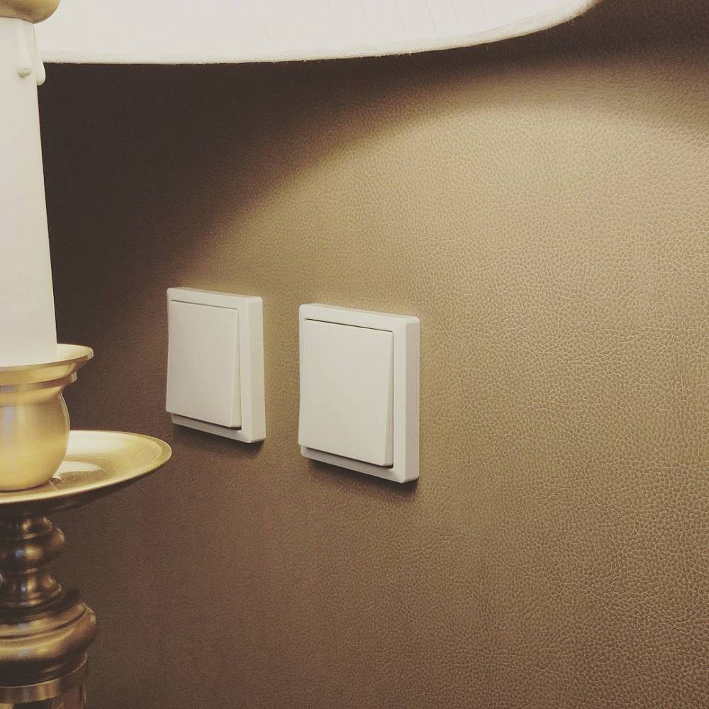 Класичний білий вимикач гармонійно вписується в будь-який інтер'єр та стиль освітлення.