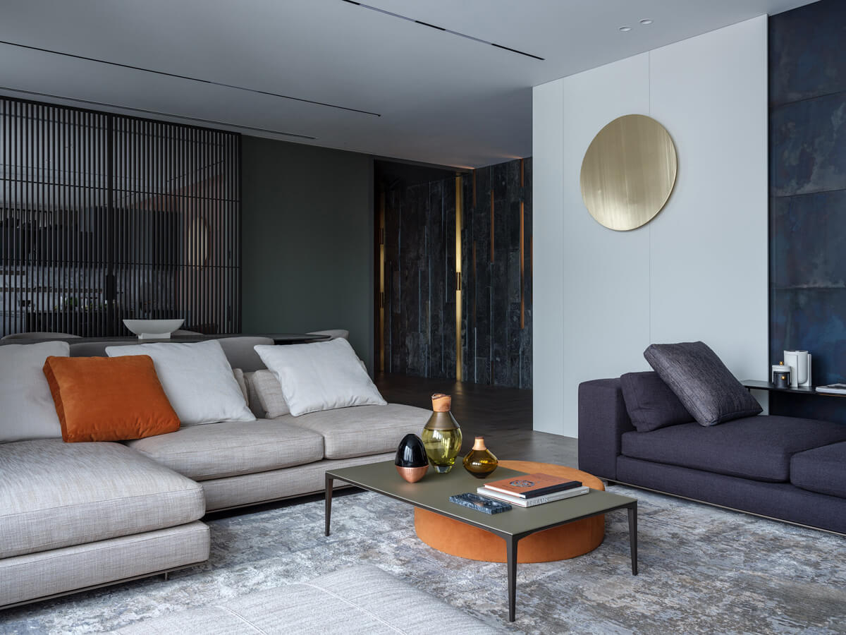 Підготовка кімнати для професійної інтер'єрної фотографії: прибирання та стилізація простору.