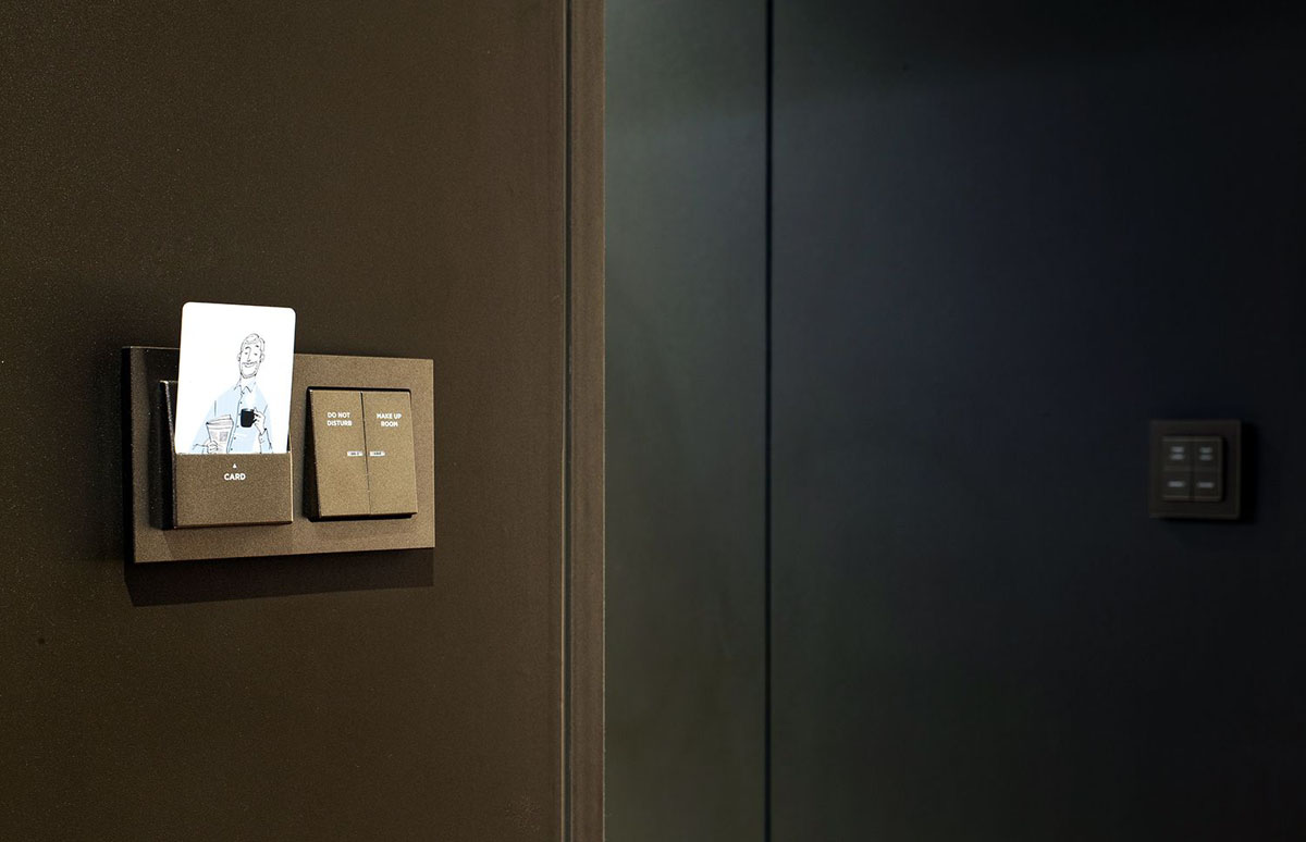 Правильне розміщення розеток біля робочого столу в домашньому офісі для техніки.