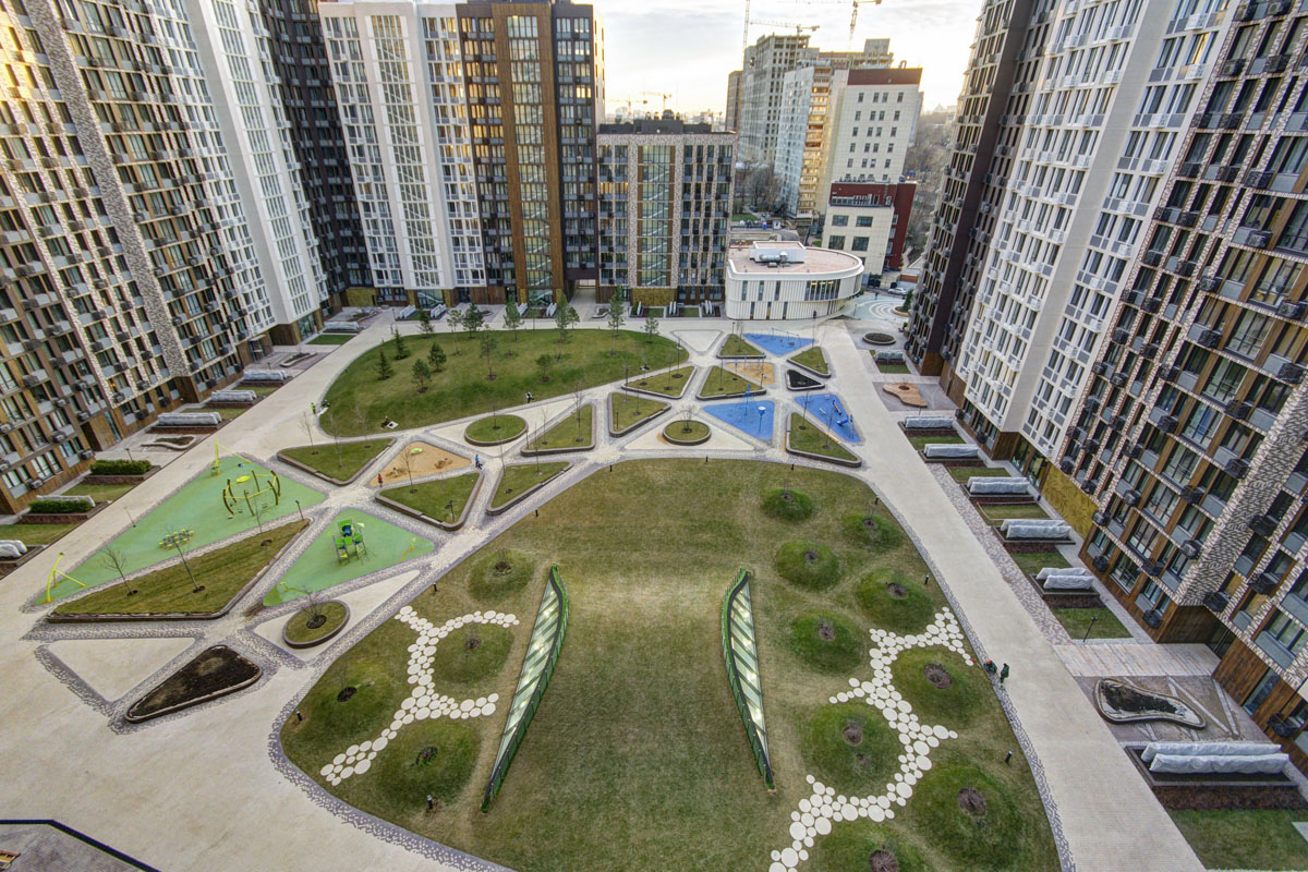 Інспектор оглядає квартиру, перевіряючи якість будівництва перед покупкою.