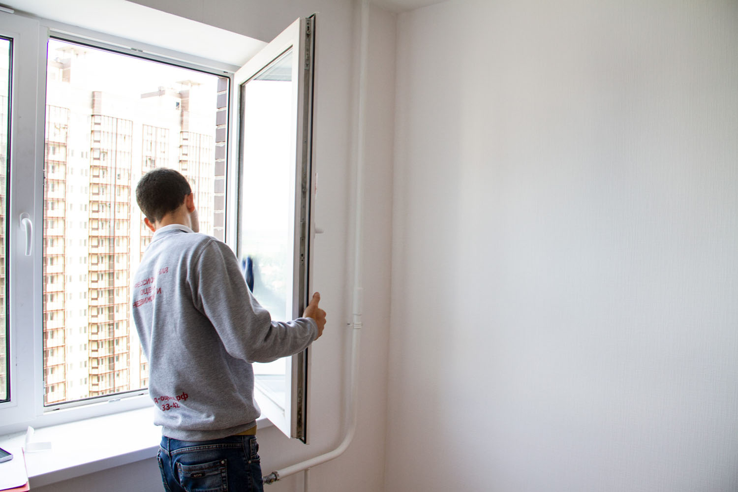 Приймання квартири: детальне обстеження сантехніки та труб у ванній кімнаті на протікання.