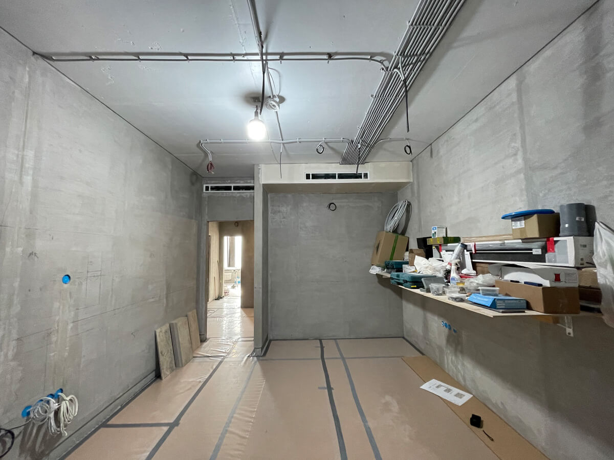 Інструменти для монтажу електропроводки: мультиметр, плоскогубці, викрутки та інші необхідні інструменти.