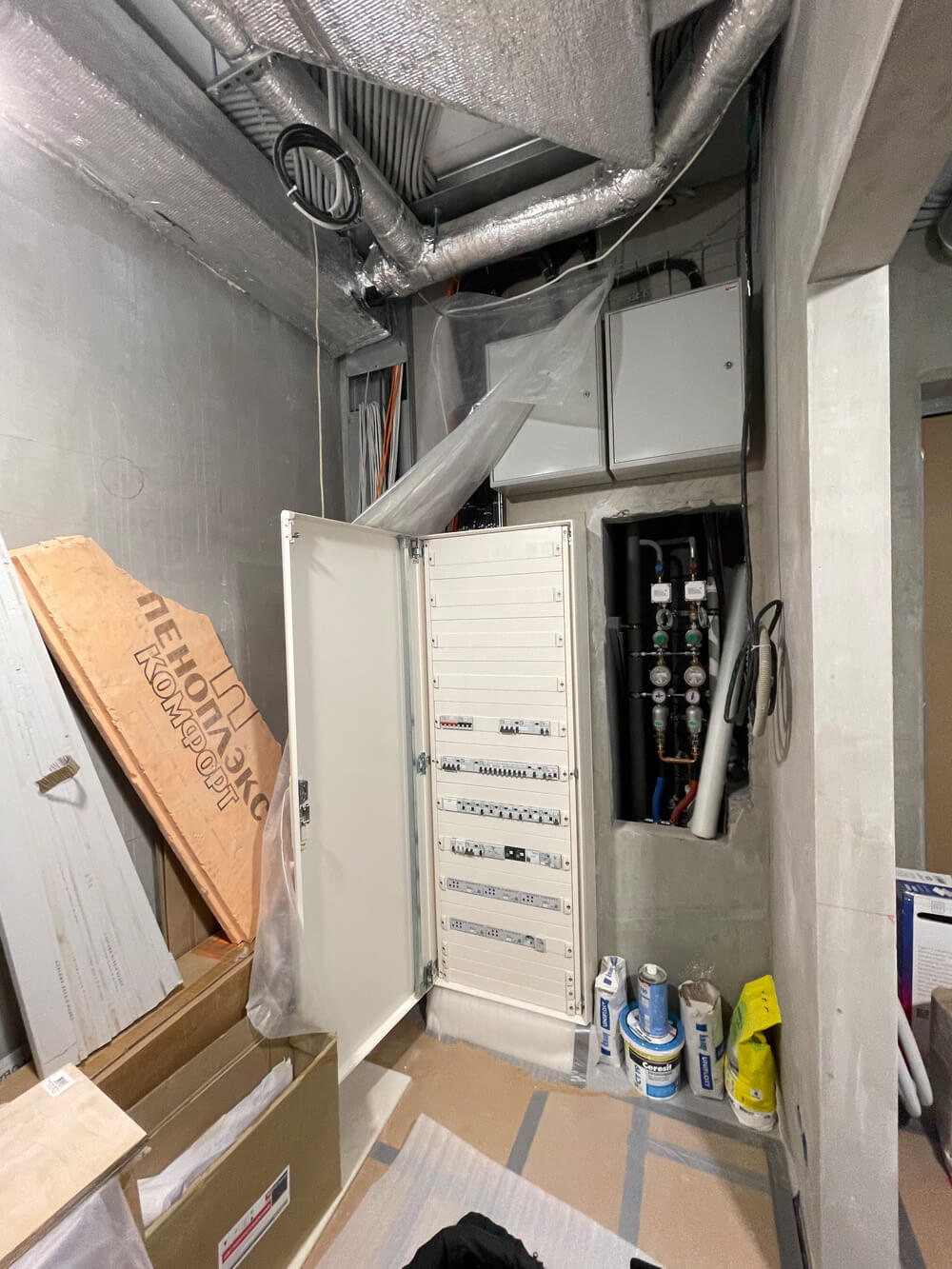 Розведення кабелів у розподільчій коробці з використанням клемників для надійного з'єднання.