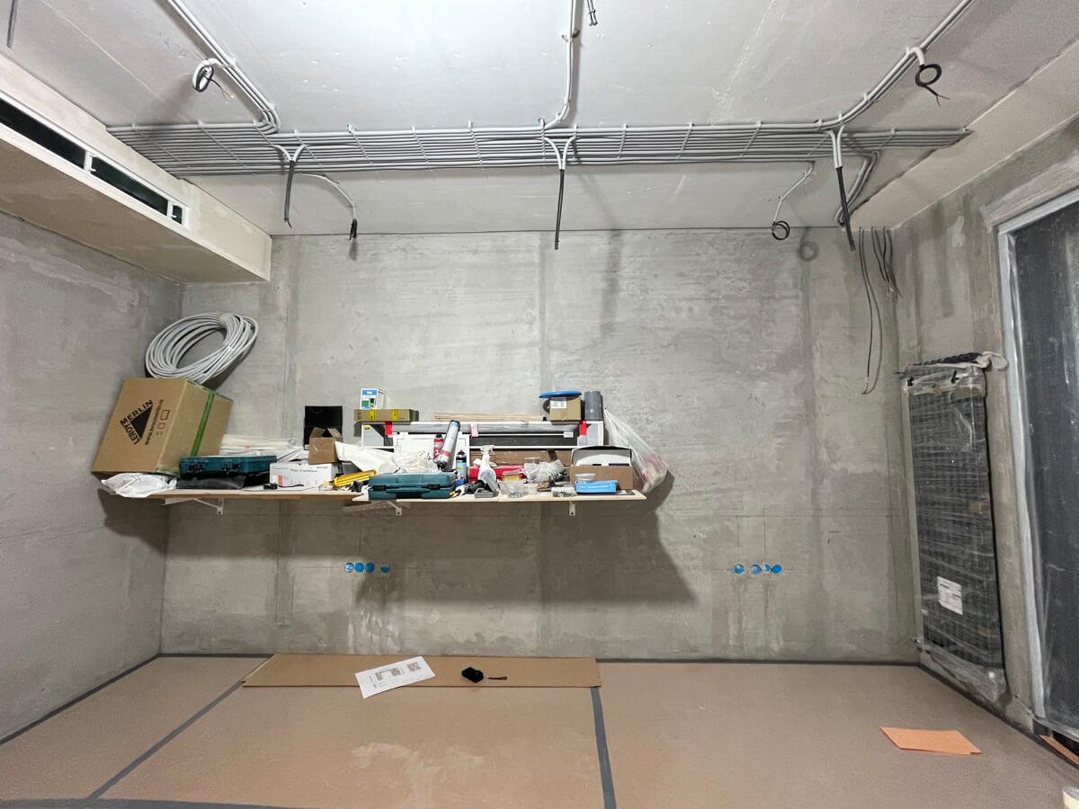 Правильне встановлення розетки в квартирі: надійне кріплення та безпечне з'єднання проводів.