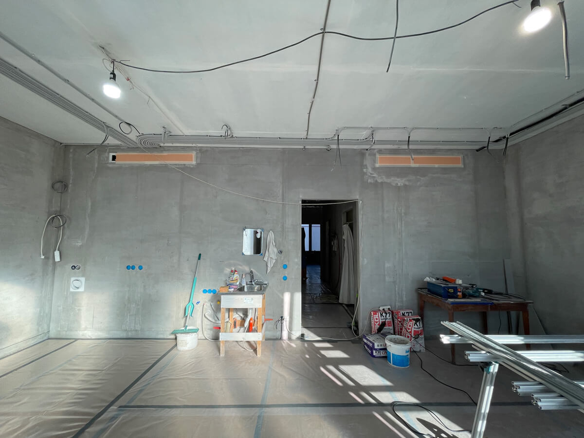 Перевірка електропроводки мультиметром: вимірювання напруги після монтажу для безпеки.