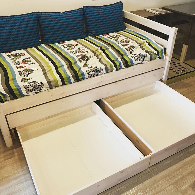 Використання висувної шухляди під ліжком для зберігання постільної білизни.