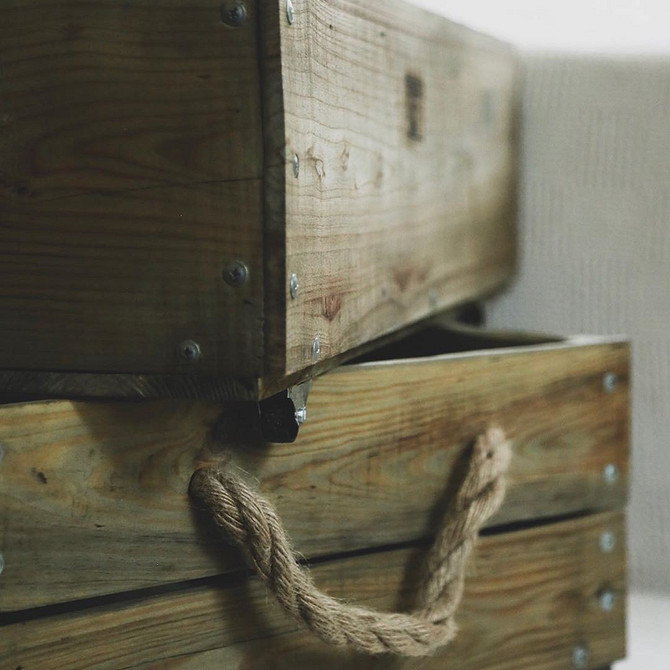 Дизайн висувної шухляди під ліжко, інтегрованої в інтер'єр спальні.