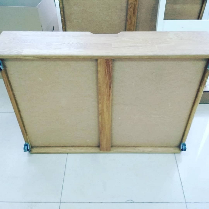 Висувний ящик під ліжко для зберігання речей: організація простору в спальні.