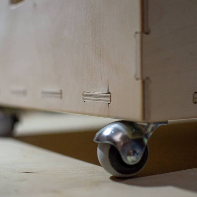 Готова висувна шухляда під ліжком: оптимальне рішення для зберігання речей в спальні.