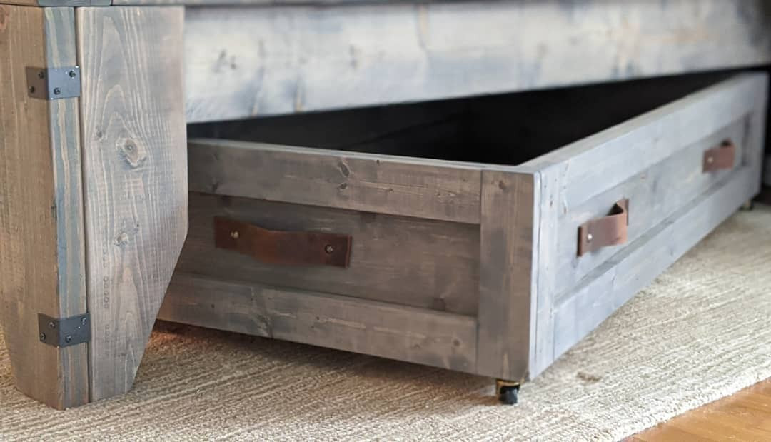 Дерев'яна висувна шухляда під ліжко ручної роботи для економії простору.