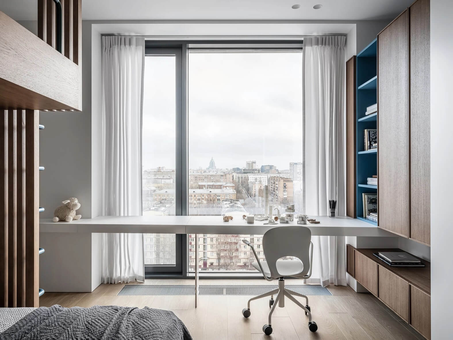 Ергономічний стіл біля вікна з зручним кріслом для ефективної роботи вдома.