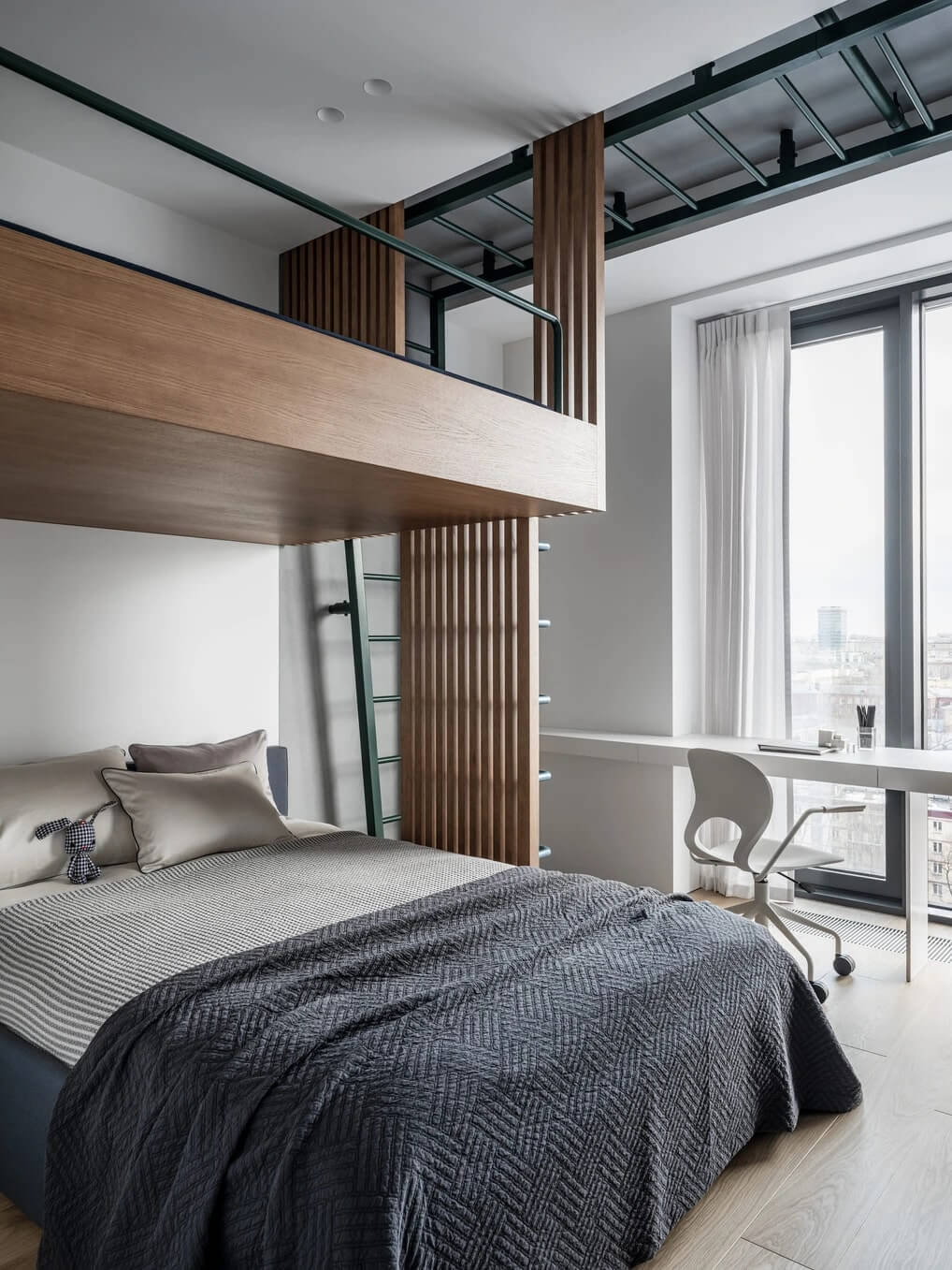 Сучасний домашній офіс біля вікна з рослинами для натхнення та комфортної роботи.