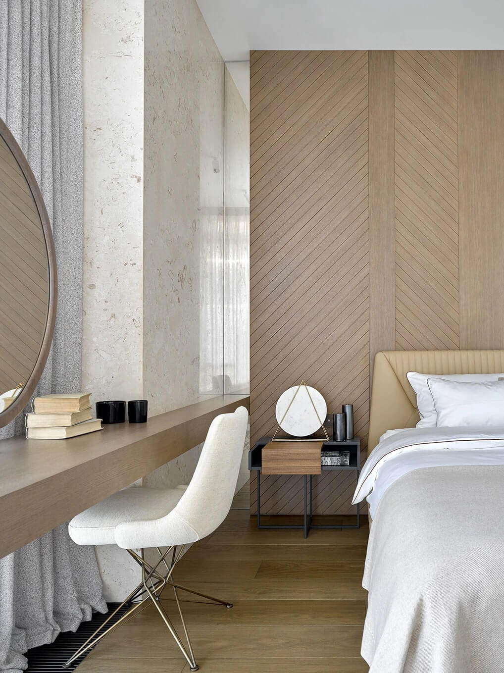 Сучасний дизайн робочого місця біля вікна з підвісними полицями та лаконічним декором.