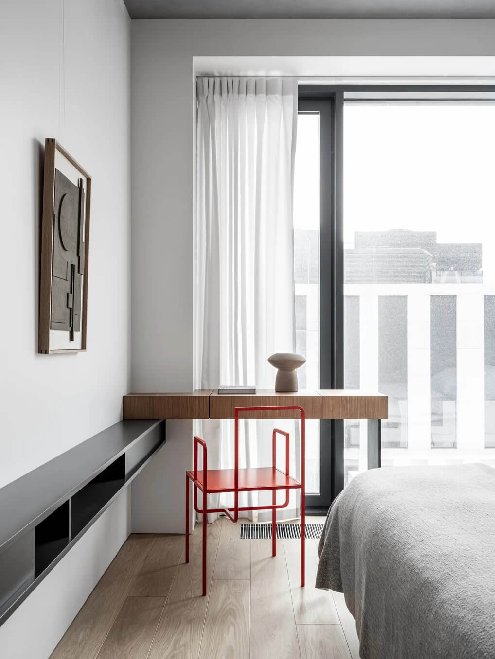 Надихаюче робоче місце біля вікна з особистими фотографіями та мотиваційними цитатами.