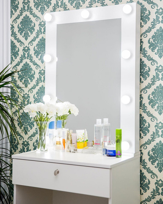 Простий туалетний столик своїми руками. Легка інструкція та швидка збірка.