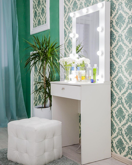 Як створити затишний куточок з туалетним столиком, зробленим своїми руками.