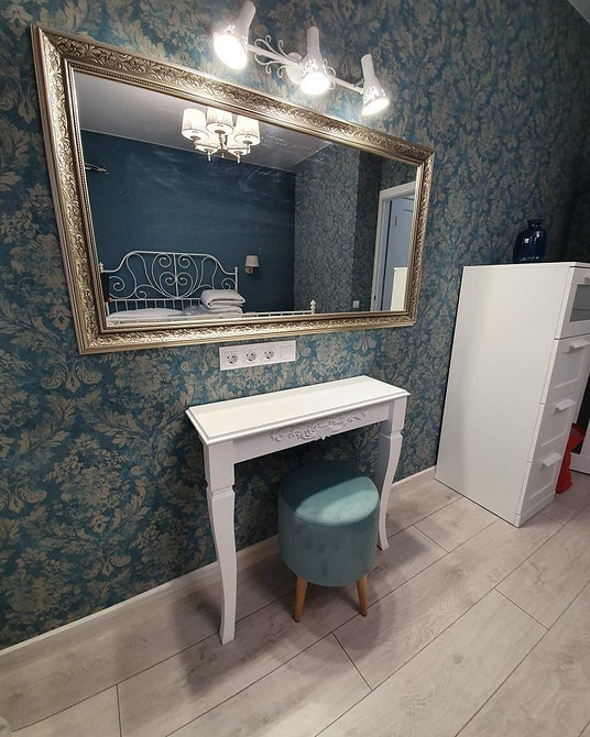 Легка інструкція та натхнення для простого туалетного столика своїми руками.