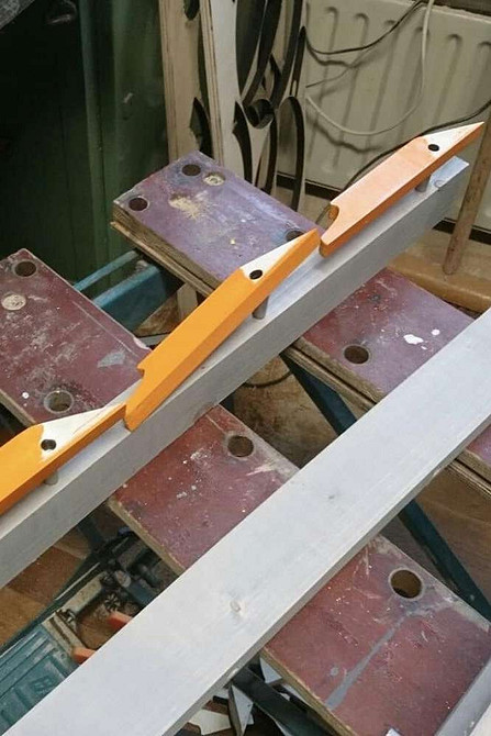 Дизайнерська настінна вішалка з дерева: стильний елемент декору для дому.