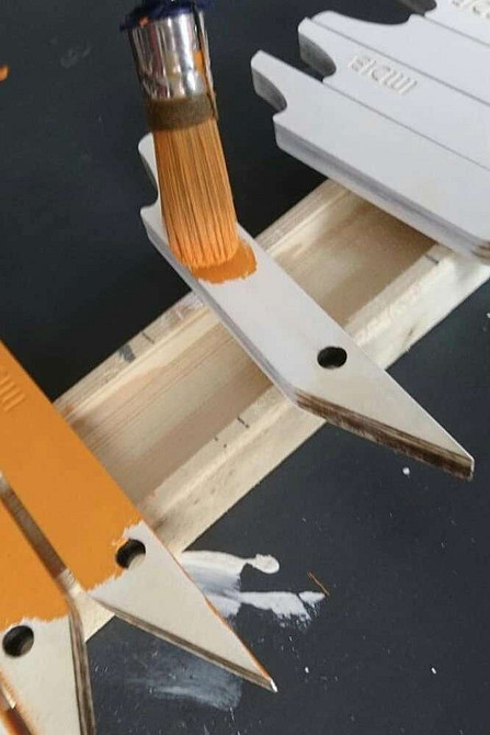 Настінна вішалка з дерева своїми руками: практичне та стильне рішення.