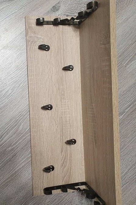 Готова дерев'яна настінна вішалка ручної роботи для маленької квартири: стильний декор.