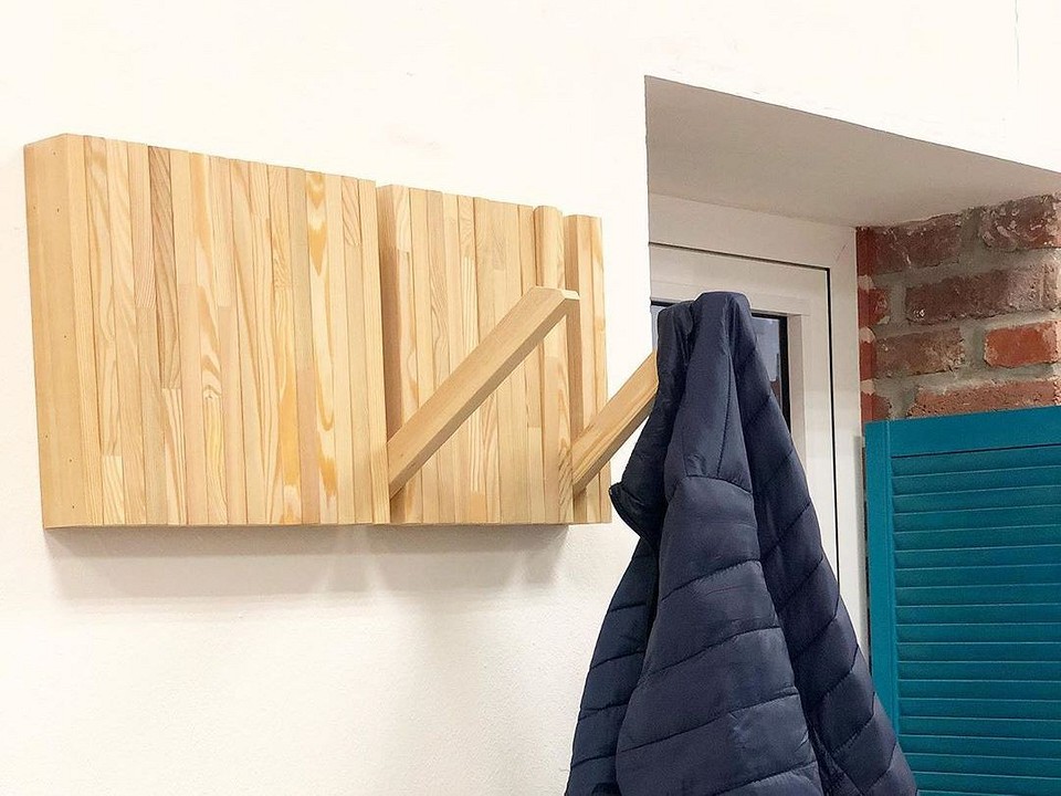 Дизайн дерев'яної вішалки в передпокій: фурнітура, покриття, декор