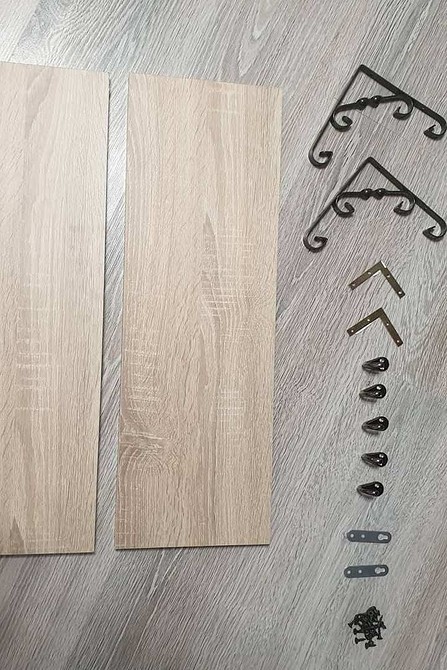 Покрокова інструкція з виготовлення настінної вішалки з дерева з полицею своїми руками.