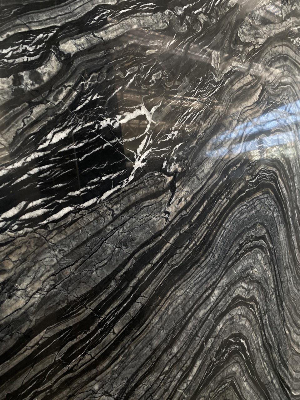 Декоративна стіна з оніксу з підсвіткою: розкішний акцент з натурального каменю.