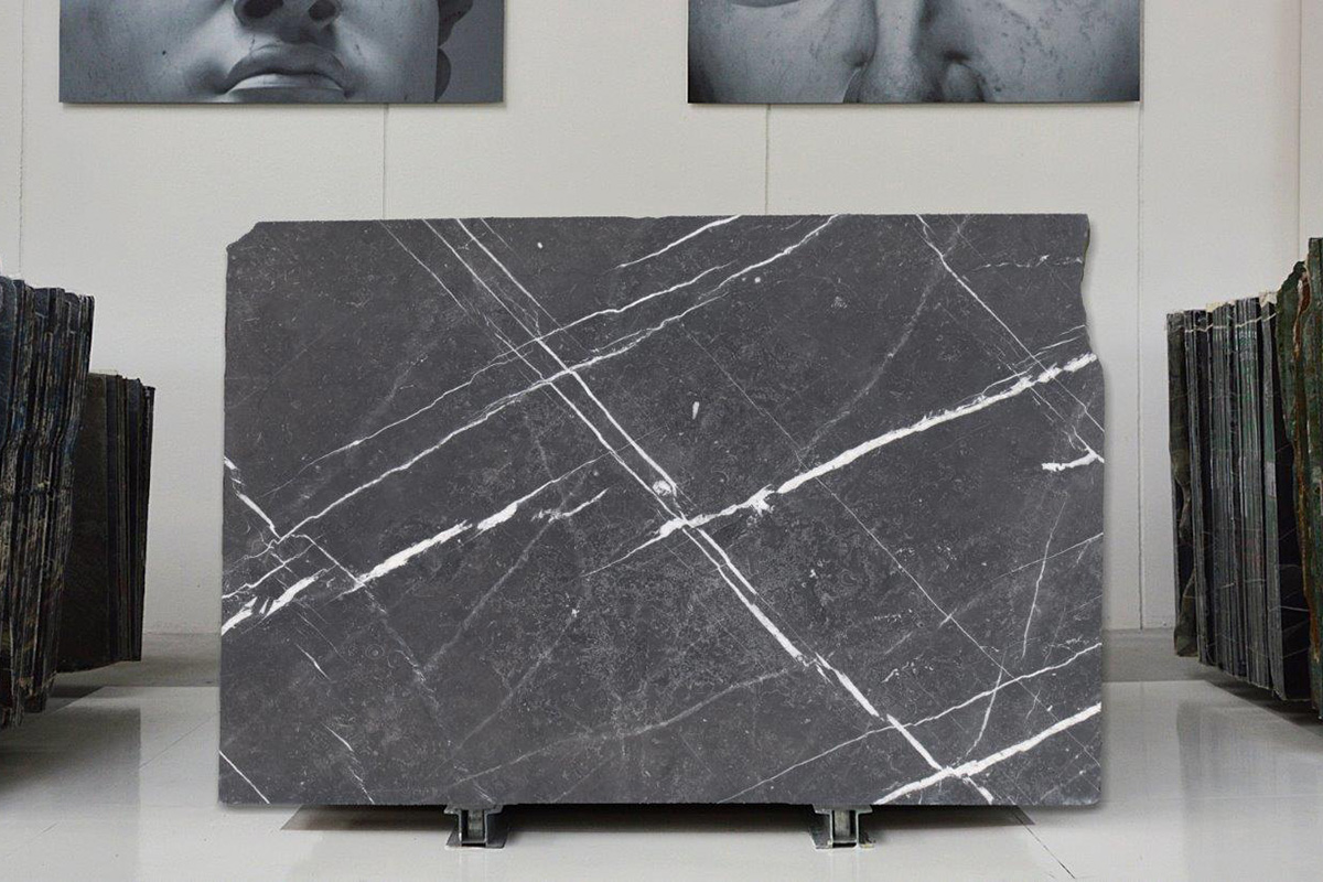 Гранітна стільниця та фартух на кухні: елегантне рішення з натурального каменю.