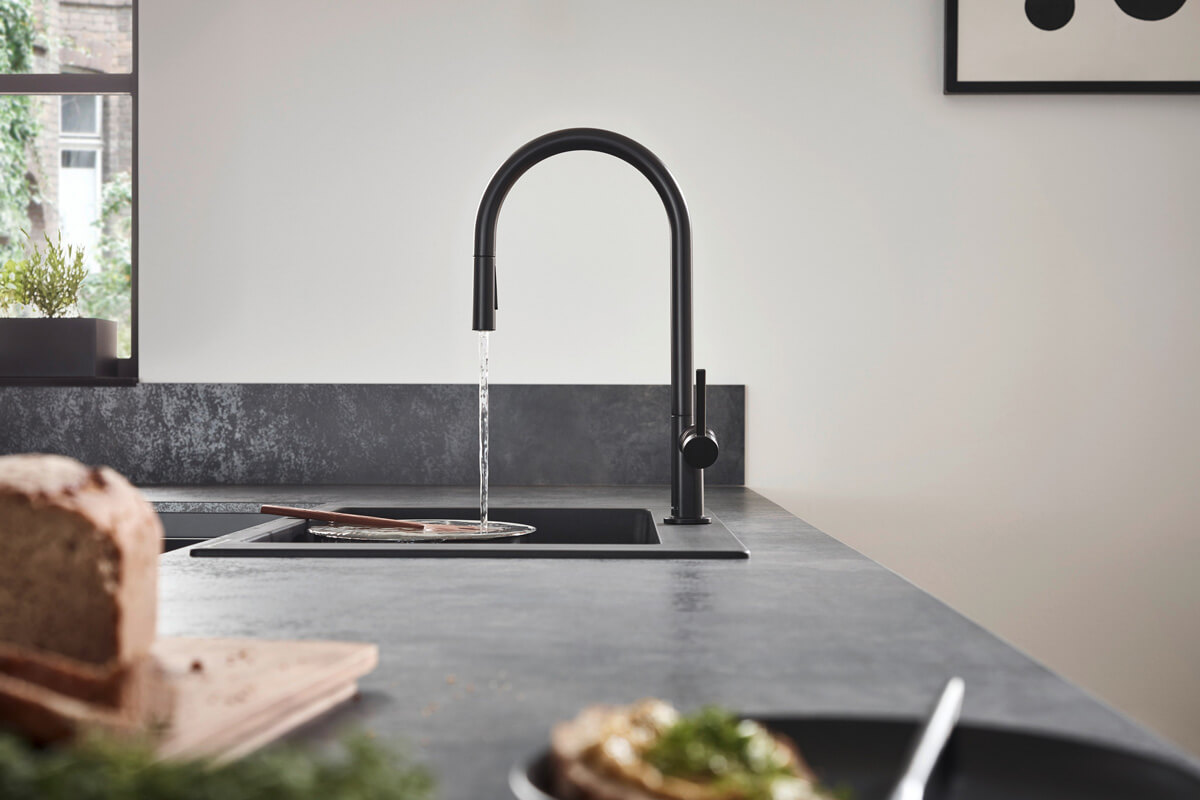 Сучасний кухонний змішувач з висувним виливом: зручність миття та стильний дизайн.