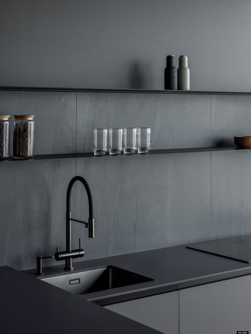 Сучасний чорний кухонний змішувач: стильний акцент для мінімалістичної кухні.