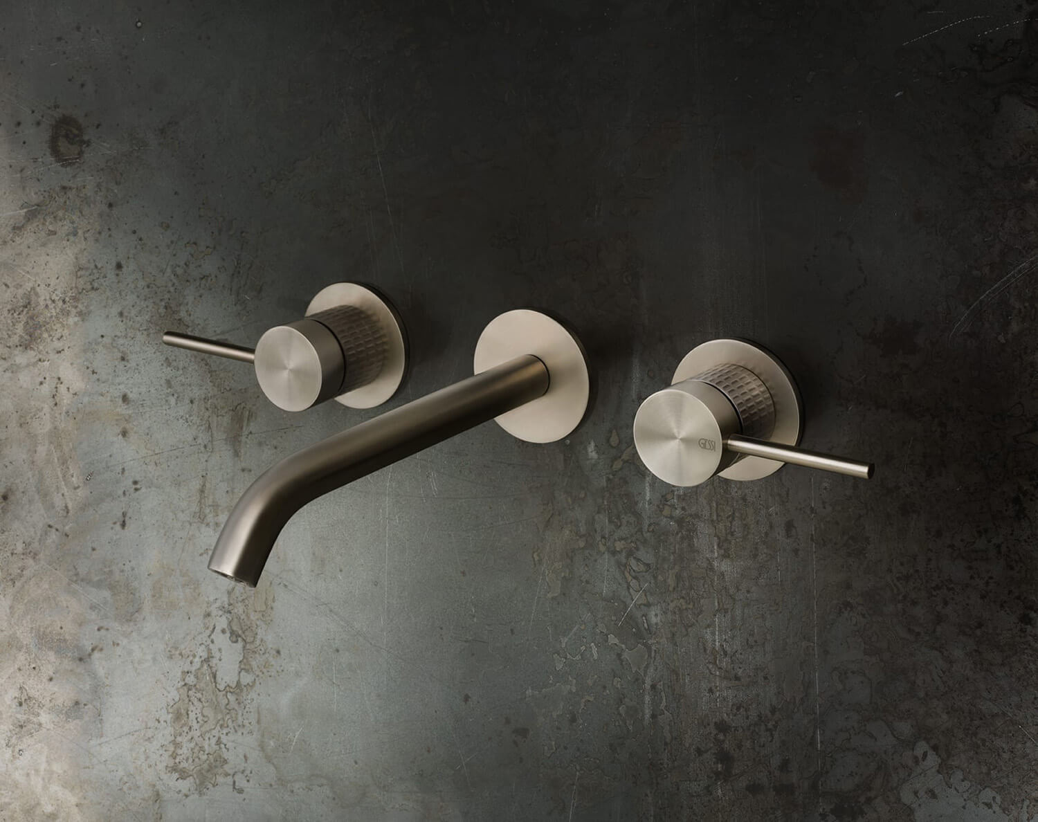 Матеріали змішувачів: латунь, нержавіюча сталь, покриття - що краще для ванни?