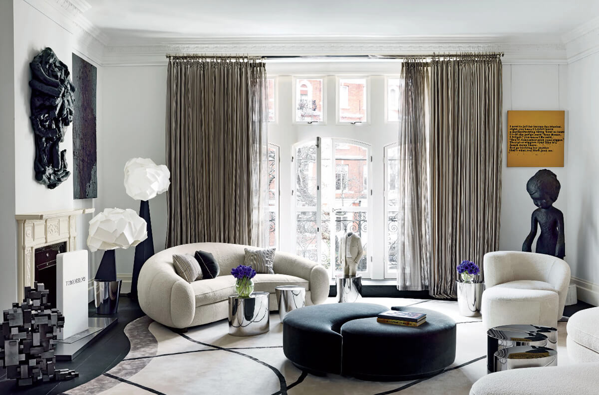 Невелика бронзова скульптура на полиці: акцентний елемент декору дому.