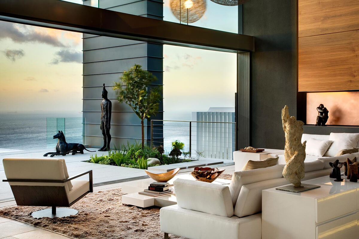 Пейзаж на великому полотні у класичній вітальні, що створює глибину.