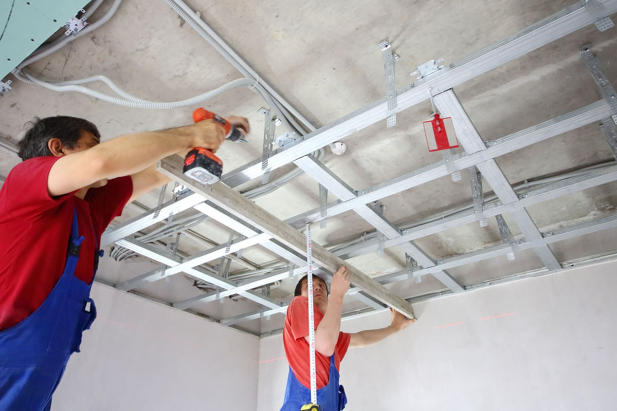 Різні види стель: підвісні, натяжні, гіпсокартонні для сучасного дизайну інтер'єру кімнати.