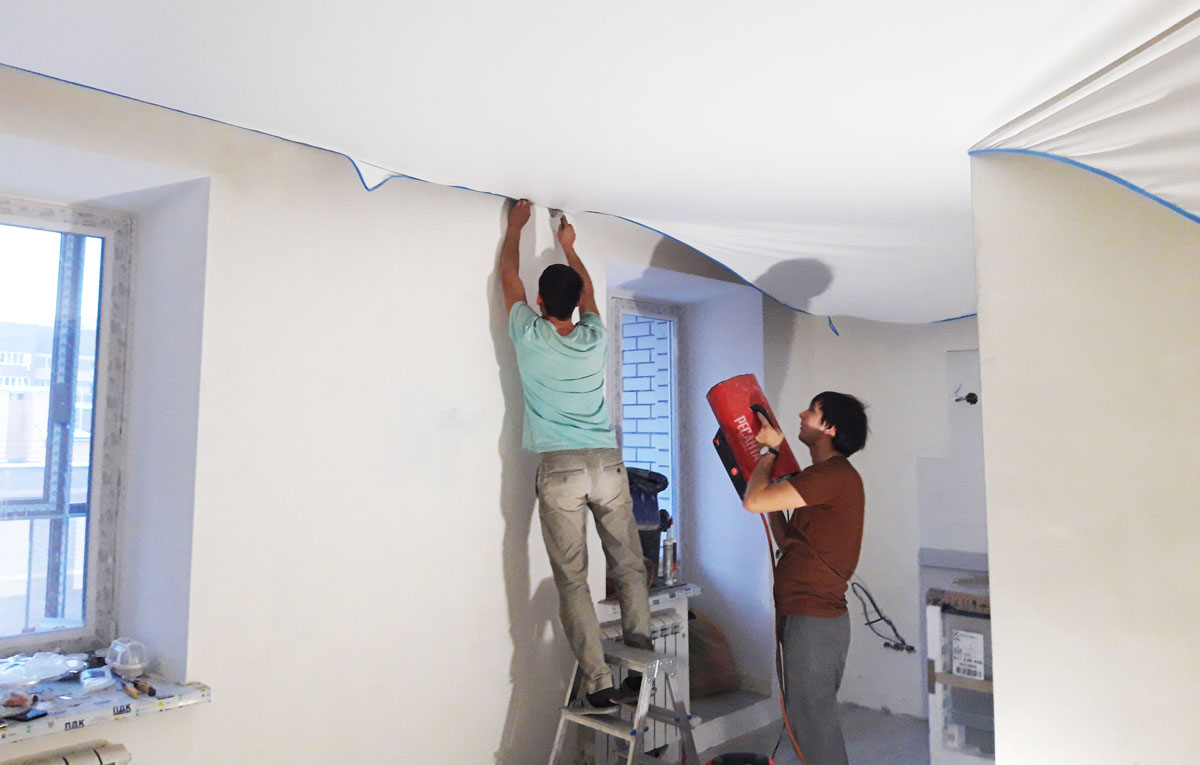 Сучасний дизайн стелі з точковими світильниками: освітлення та декор у вашому домі.