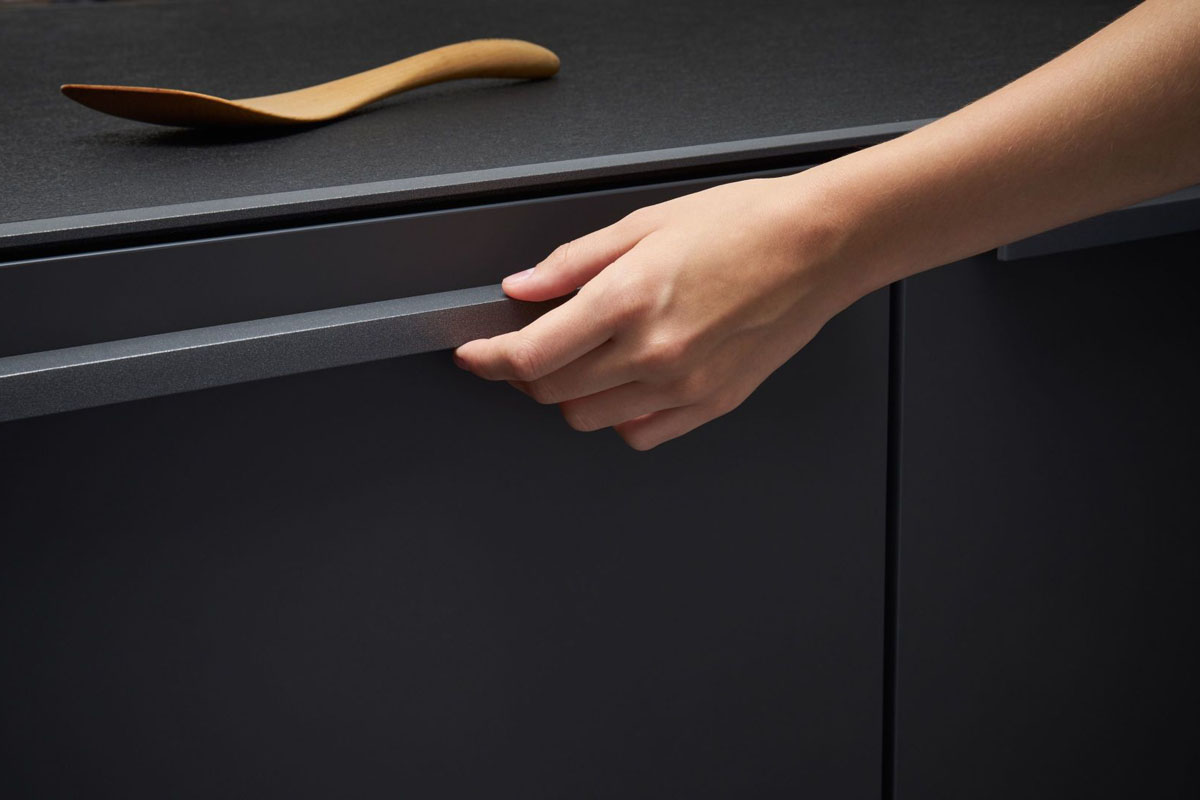 Сучасна кухонна фурнітура: висувні ящики з елегантними ручками для зручного зберігання