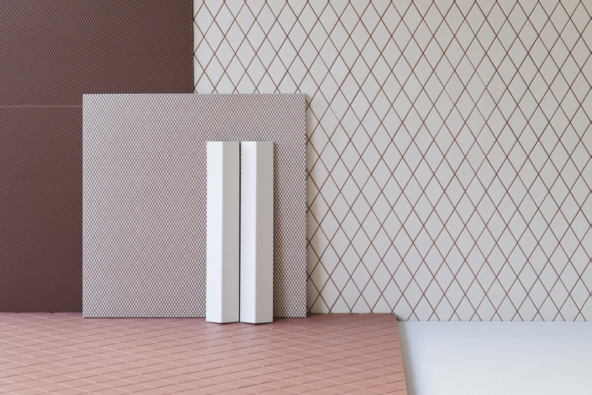 Інтер'єр кухні з керамічною плиткою на стінах та керамогранітом на підлозі.