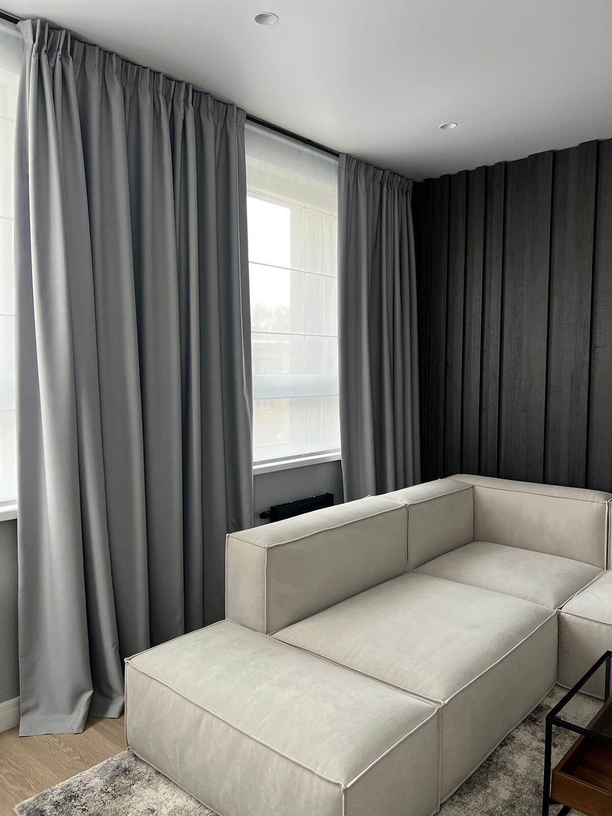 Затишна спальня з ремонтом від забудовника: зручне ліжко та приємний декор.