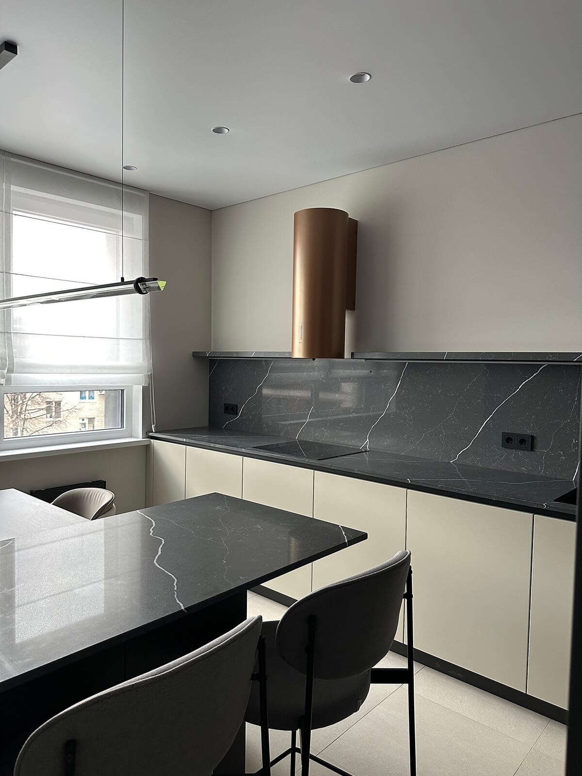 Сучасна кухня з комплектацією від забудовника: функціональні меблі та вбудована техніка.