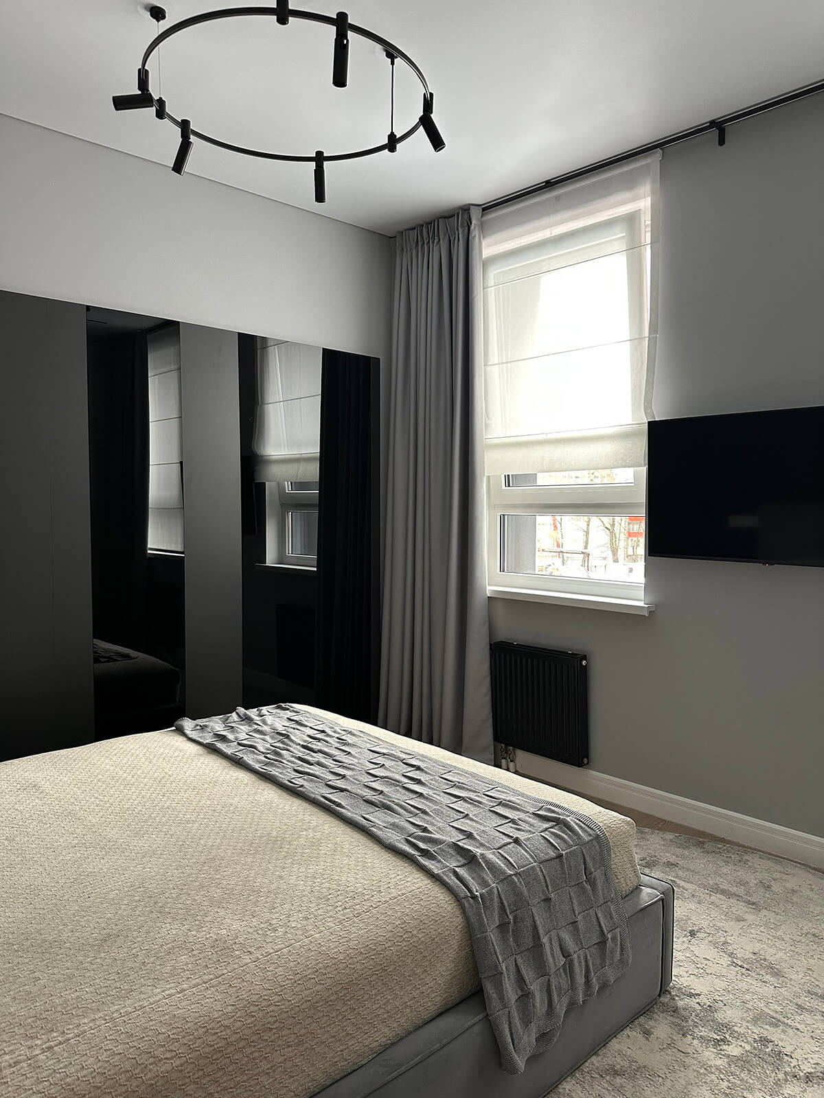 Світла квартира з комплектацією від забудовника: просторі кімнати та світлі тони.