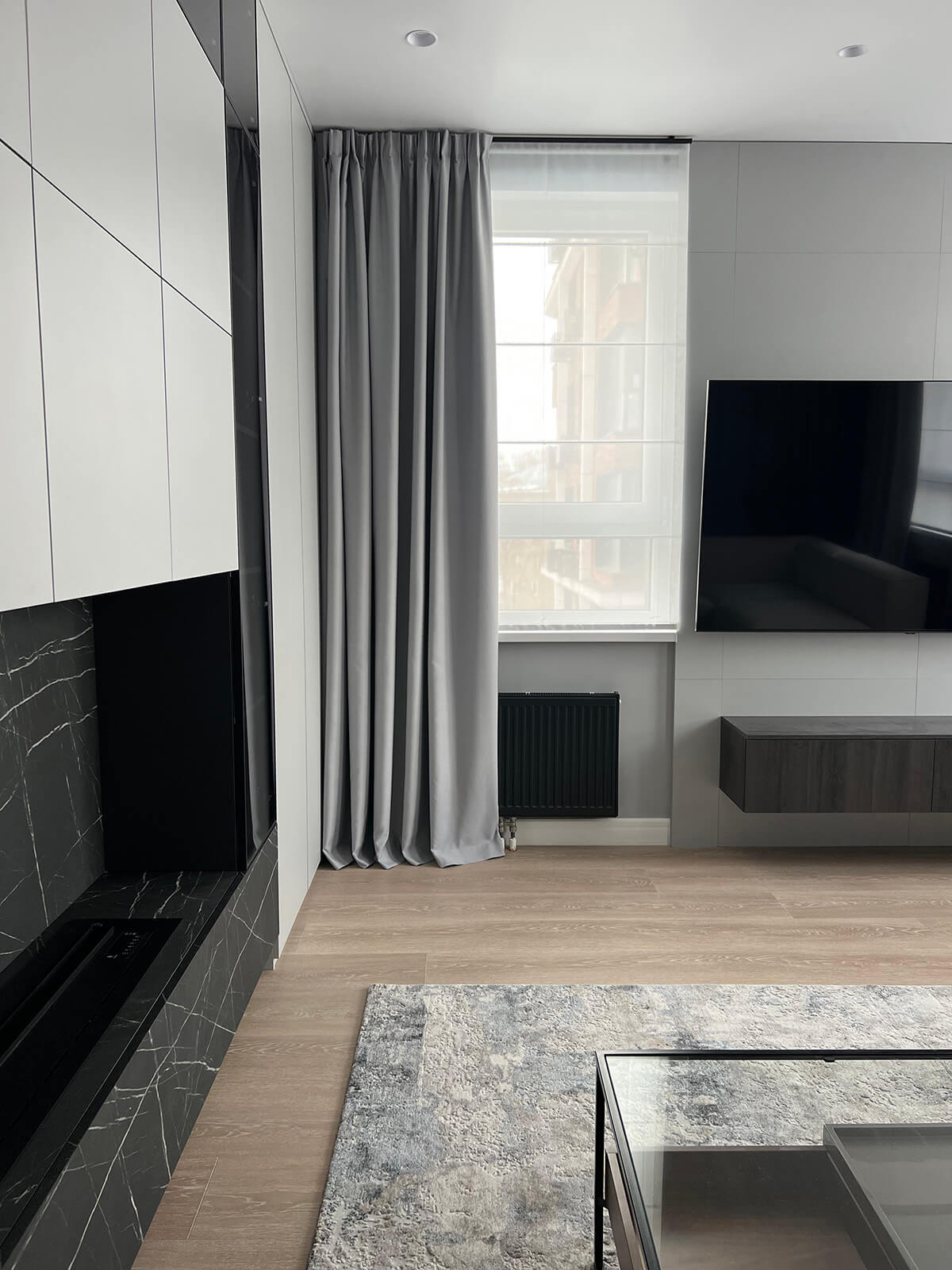 Балкон в квартирі з комплектацією від забудовника: затишне місце відпочинку.